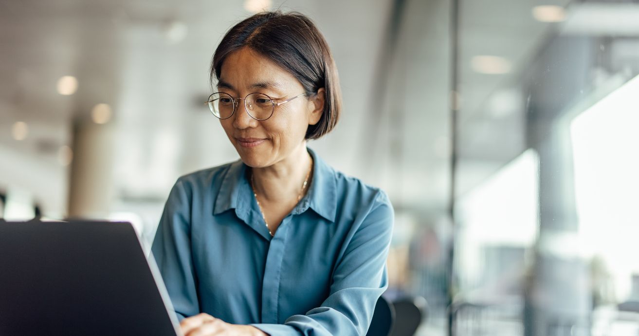 woman with glasses using laptop to hide her calendar in office 365